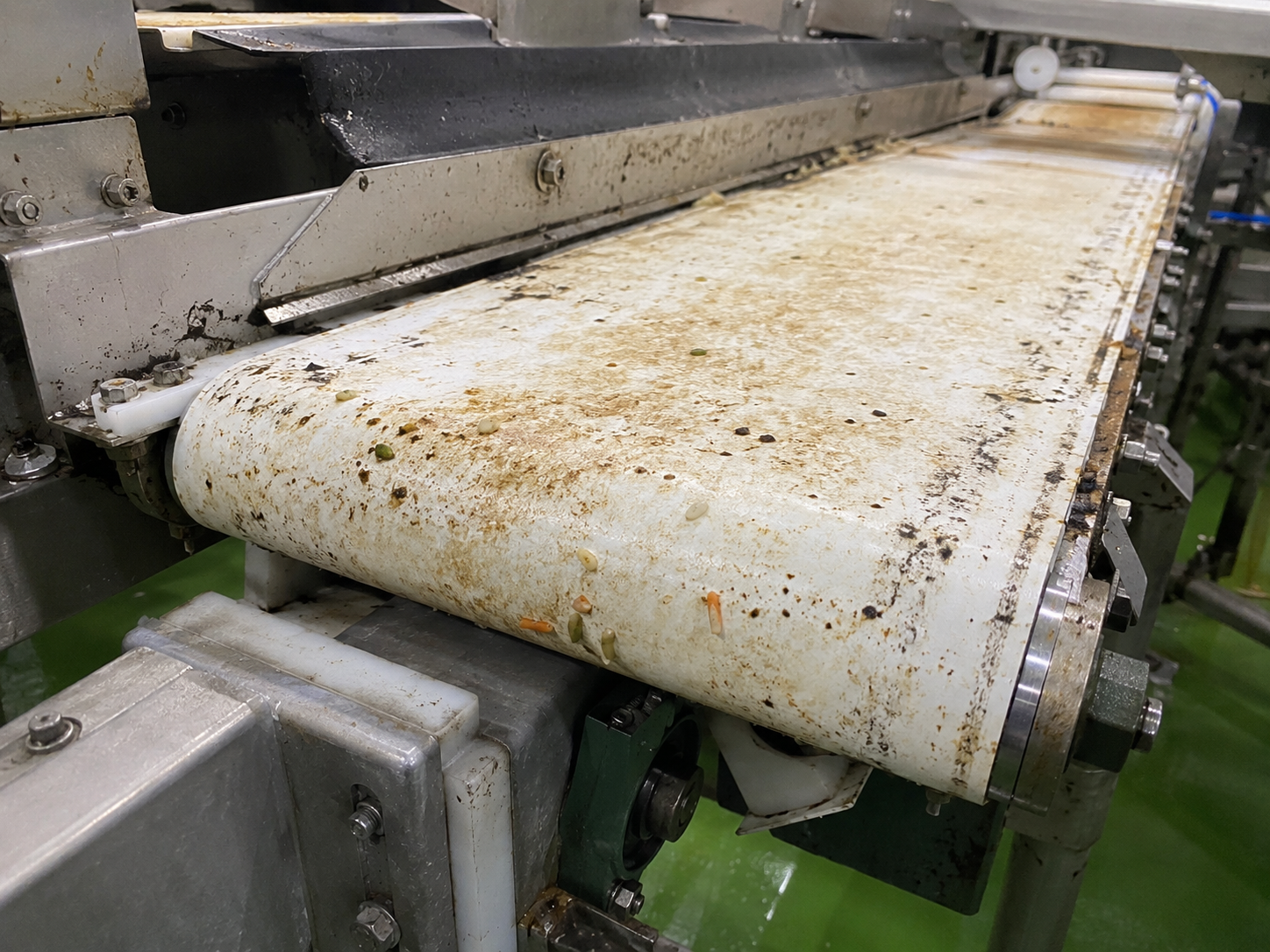 食品工場の製造作業場のベルトコンベアー