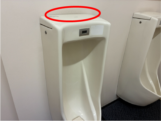 物流倉庫のトイレの隙間部分①