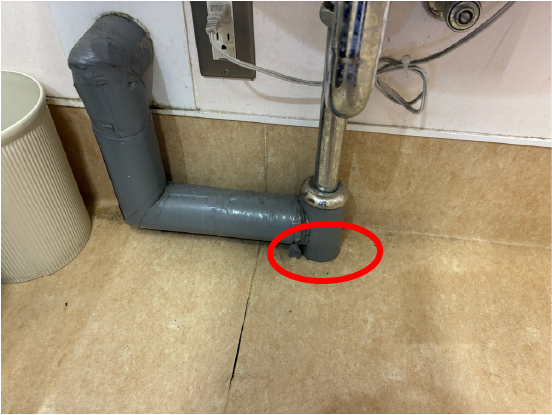 物流倉庫の清掃用シンクの隙間部分